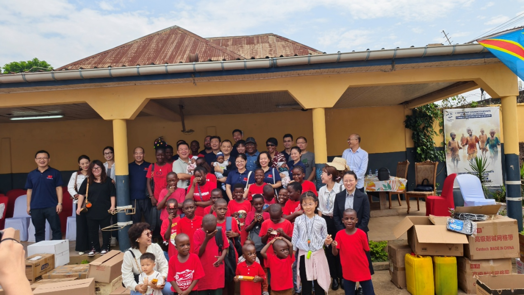 刚果(金)外交学院孔子学院走访金沙萨“儿童微笑”孤儿院2.png 图片