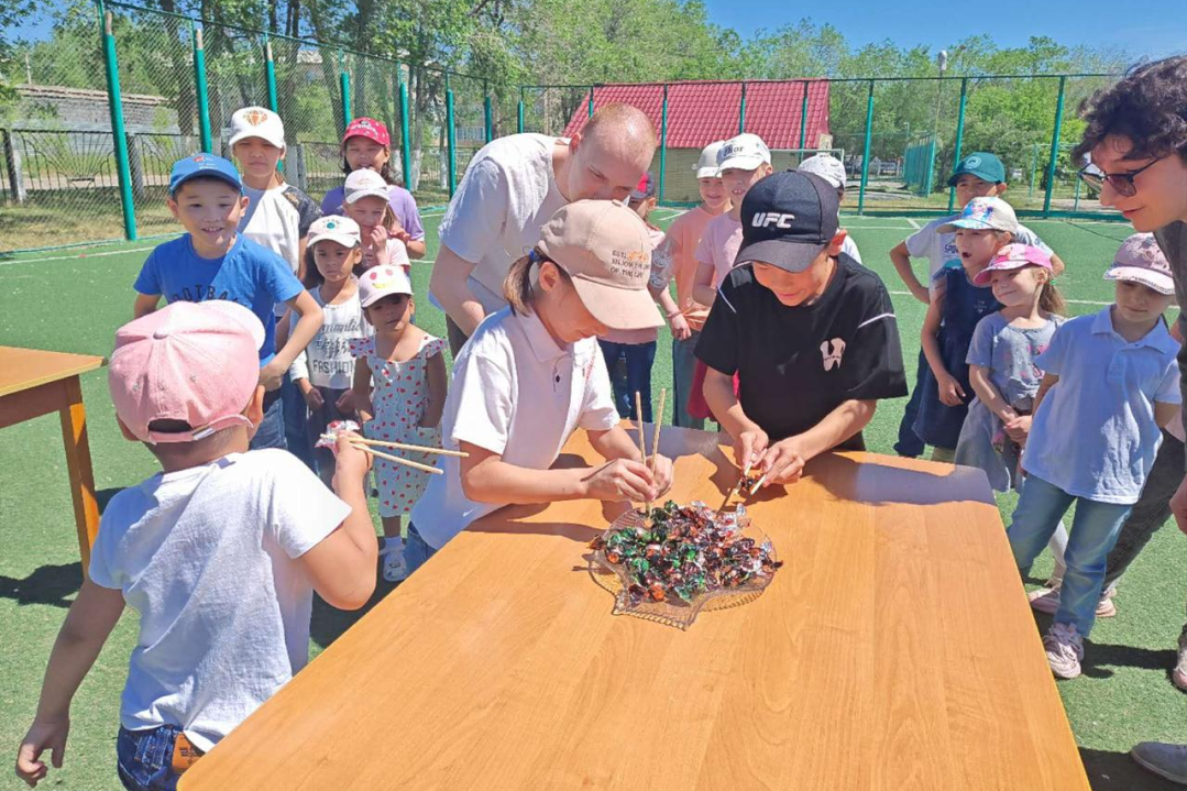 哈萨克斯坦卡拉干达萨金诺夫技术大学孔子学院赴卡拉干达市儿童福利院开展爱心公益活动1.png 图片