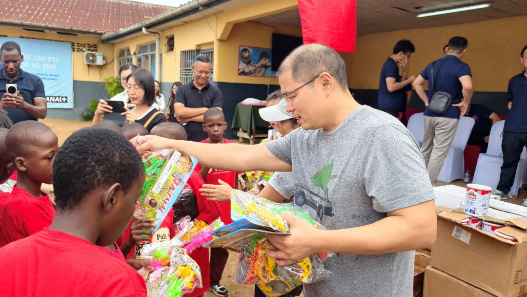 刚果(金)外交学院孔子学院走访金沙萨“儿童微笑”孤儿院1.png 图片