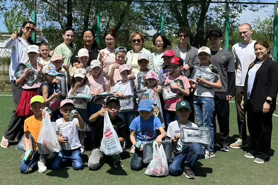 哈萨克斯坦卡拉干达萨金诺夫技术大学孔子学院赴卡拉干达市儿童福利院开展爱心公益活动2.png 图片